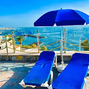 https://first-line-seaview-apartment.tenerifehoteles.net